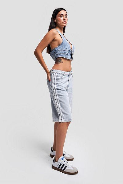 its basic Design de blugi de culoarea zăpezii - Pantaloni scurți de damă din denim de lungime midi cu detaliu cu dungi laterale