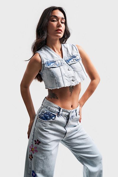 its basic Vestă de damă din denim cu nasturi în față de culoare blugi de zăpadă