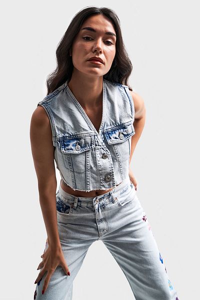 its basic Vestă de damă din denim cu nasturi în față de culoare blugi de zăpadă