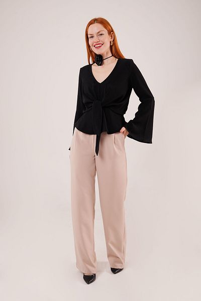 Kokosh moda Μαύρη μπλούζα με μπροστινό δεμένο μανίκι βολάν