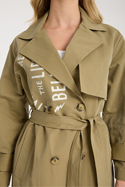 ŞEYDA ERTEM TRENCKOT HAKİ BASKI DETAYLI