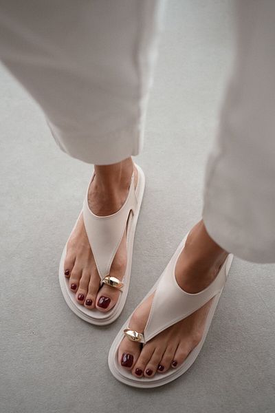 selinshoes صندل نسائي مع إكسسوارات ذهبية - شاي فليب فلوب ECRU