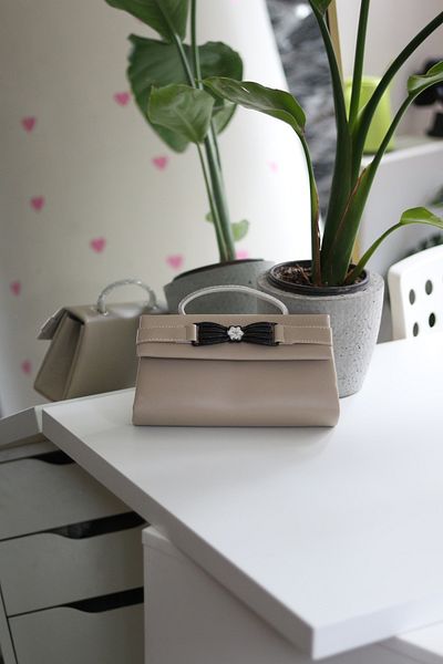 Moom Bag Γυναικεία βραδινή τσάντα με λαβή από δέρμα βιζόν με αξεσουάρ λουλουδιών