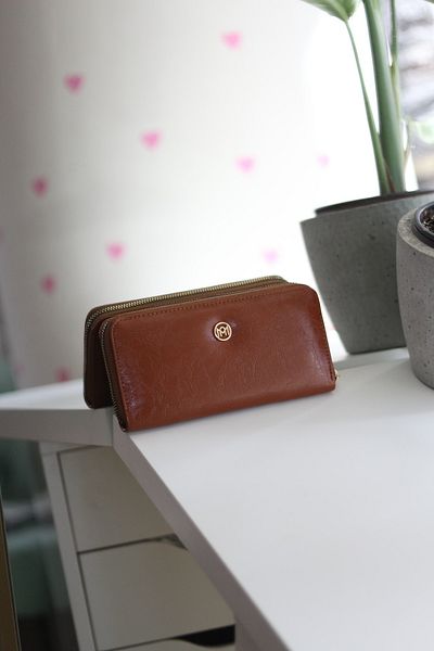 Moom Bag Дамски тънък портфейл с текстурирана кафява рамка за карти