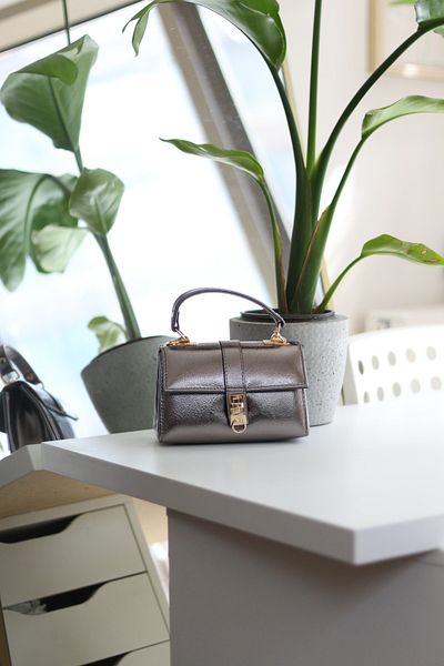 Moom Bag Γυναικεία τσάντα ώμου με γυαλιστερή πλατινένια αγκράφα με λεπτομέρεια αλυσίδας