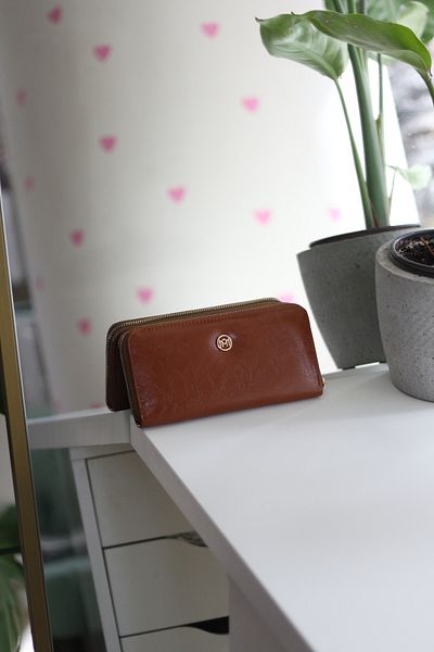 Moom Bag Дамски тънък портфейл с текстурирана кафява рамка за карти