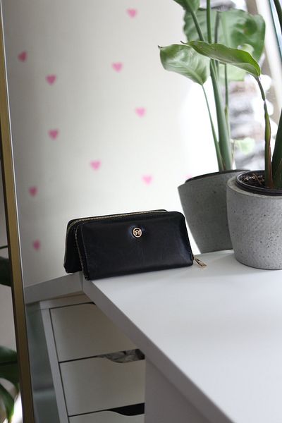 Moom Bag Γυναικείο πορτοφόλι με λεπτές λεπτομέρειες με μαύρη υφή