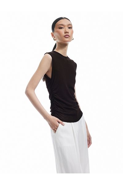 Koton Slim Fit ντραπέ αμάνικη μπλούζα με λαιμόκοψη