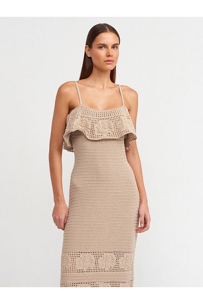 FASHION COCKTAIL Εκλεπτυσμένο καλοκαιρινό φόρεμα με δαντέλα με λεπτό λουράκι με βολάν με λεπτομέρεια που ταιριάζει στο σώμα