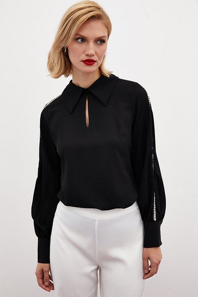 Sateen Черна блуза с перлени детайли