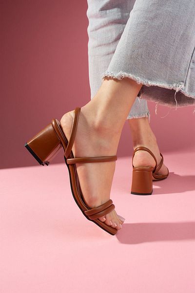 FUGA MODA Тънки пантофи с колан Sally Tan