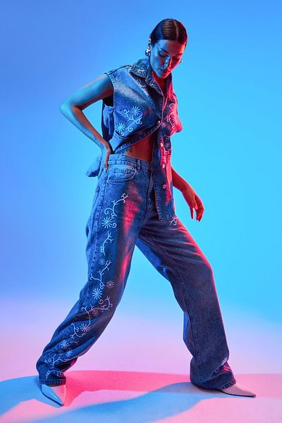 its basic Blugi de damă de culoare albastră 4S5-27, cu croială dreaptă, 100% bumbac, cu design detaliat, cu broderie