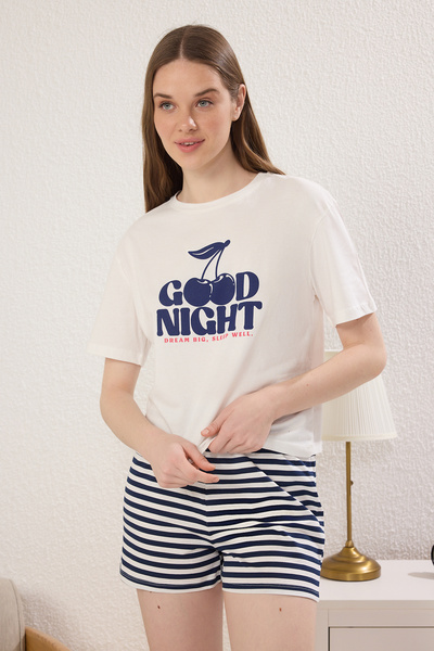 Trendyol Collection Marineblaues, bedrucktes, gestricktes Pyjama-Set mit Single-Jersey-Shorts THMSS25PT00296