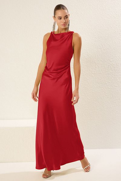 Trendyol Collection Rotes, figurbetontes, gewebtes Maxi-Abendkleid aus Satin für die Nacht, Abschlusskleid TPRSS25AE00066