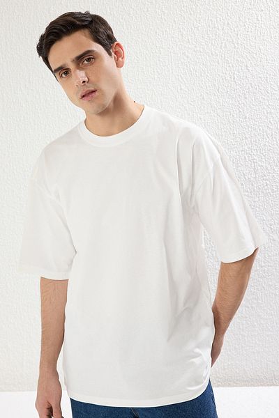 Trendyol Collection Λευκό μπλουζάκι μικτού μήκους Oversize 100% βαμβάκι TMNSS25TS00087