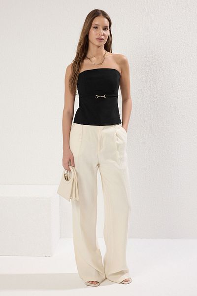 Trendyol Collection Czarna bluzka bez ramiączek dopasowana, cienka, zdobiona paskiem, tkana ze szczegółami TWOSS25BZ00421