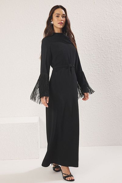 Trendyol Modest Schwarzes, gewebtes Abendkleid mit Quasten TCTSS25DB00010
