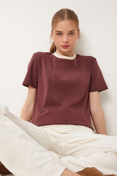 Happiness İstanbul Braunes Damen-T-Shirt aus kontrastfarbener Baumwolle CR00472