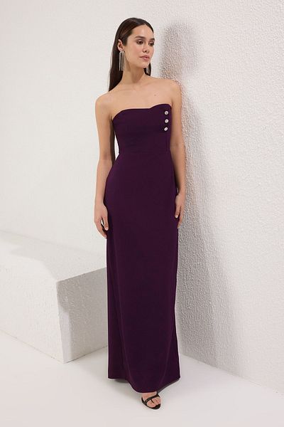 Trendyol Collection Detailliertes, steinernes Accessoire mit pflaumenfarbenem, trägerlosem Abendkleid TPRSS25AE00157