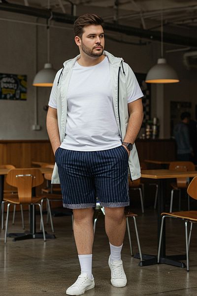 Trendyol Collection Große, marineblaue, reguläre, bequeme, gestreifte Shorts aus 100 % Baumwolle TMNSS23SR00045