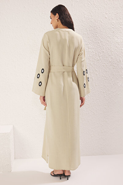 Trendyol Modest Beżowa, lniana sukienka z haftowanymi rękawami i tkanym kaftanem