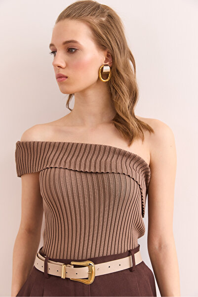 Olalook Дамска трикотажна блуза с детайли от норка с едно рамо BLZ-19002897