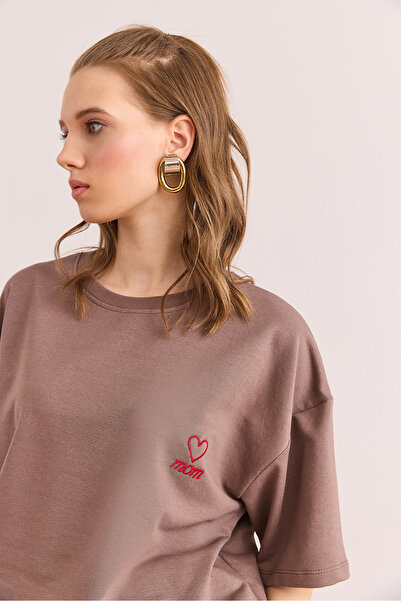 Olalook Γυναικείο μπλουζάκι Camel Mom με κέντημα με 2 νήματα Oversize TSH- 19000785