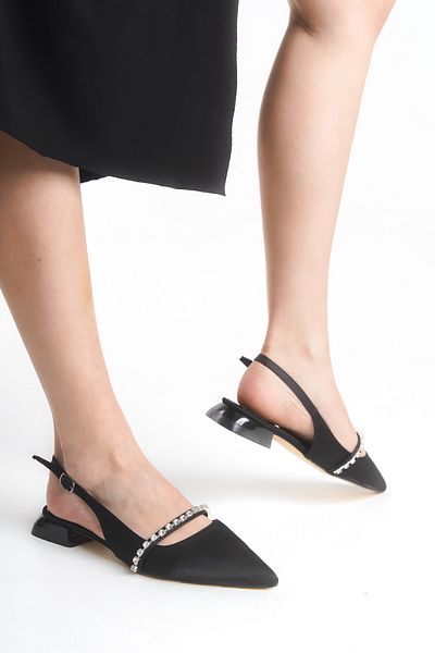 TRENDYOL SHOES Чорні шиповані матові атласні туфлі з гострим носком на коротких підборах жіночі Babet TAKSS25BE00030