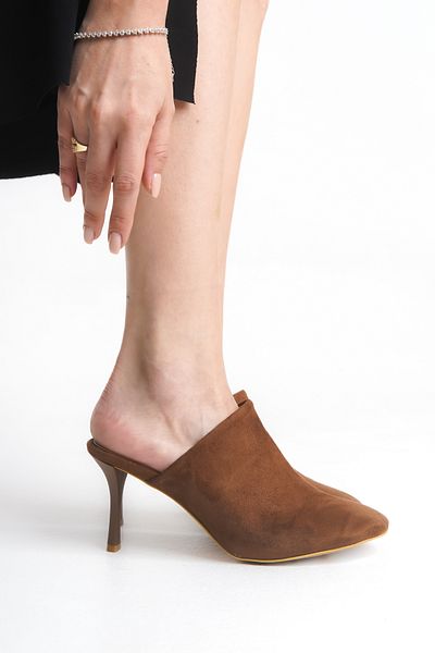 TRENDYOL SHOES Damen-Hausschuhe mit Mule-Absatz aus hellbraunem Wildleder mit dünnem Absatz TAKSS25TO00014