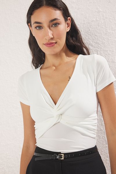 Trendyol Collection Ecru-Knoten-detaillierte, figurbetonte, kurze Ärmel-Bluse mit V-Ausschnitt und dehnbarer Strickbluse TWOSS25BZ00518
