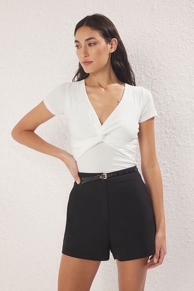 Trendyol Collection Ecru-Knoten-detaillierte, figurbetonte, kurze Ärmel-Bluse mit V-Ausschnitt und dehnbarer Strickbluse TWOSS25BZ00518