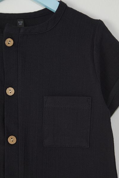 TRENDYOLKIDS Schwarzes Basic-Kurzarmshirt aus 100 % Baumwolle für Babys
