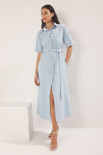 Trendyol Collection Modré midi džínové košilové šaty s páskem TWOSS25EL00748