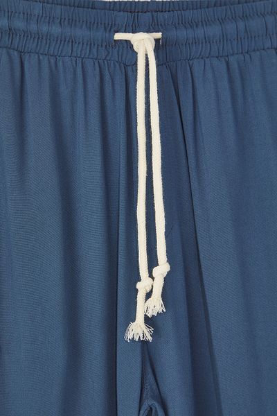 Trendyol Collection Marineblaue Viskose-Sommerhose – drapiert, bequeme Passform, mehr haltbar TMNSS25PL00004