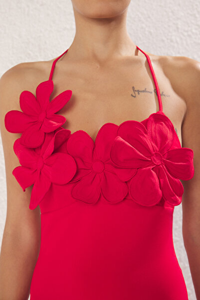 Trendyol Collection Vörös rózsa részletes szőtt hosszú, stílusos estélyi ruha éjszakai ballagási ruha TPRSS25AE00135