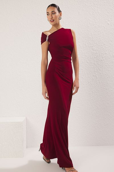 Trendyol Collection Burgunderrotes, am Körper sitzendes, gewebtes Abendkleid mit Steinaccessoires
