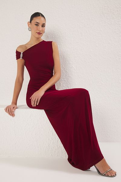 Trendyol Collection Burgunderrotes, am Körper sitzendes, gewebtes Abendkleid mit Steinaccessoires