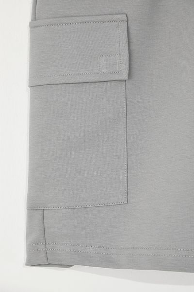 Trendyol Collection Graue Oversize-/Wide-Cut-Shorts mit versteckter Kordel und elastischer Taille und Cargotaschen in Übergröße TMNSS25AP00005
