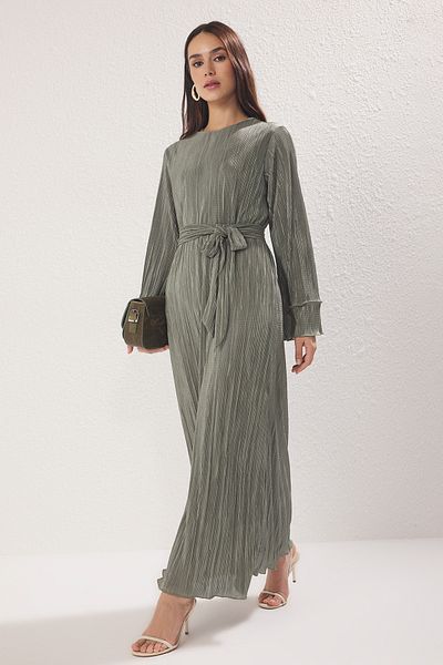 Trendyol Modest Khakifarbenes Crinkle-Strickkleid TCTSS25EB00125