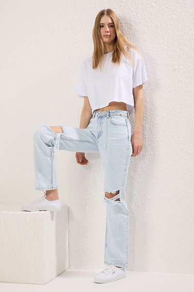 Trendyol Collection Hellblaue Jeans mit zerrissenen Details, normaler Taille und weitem Bein TWOSS25JE00221
