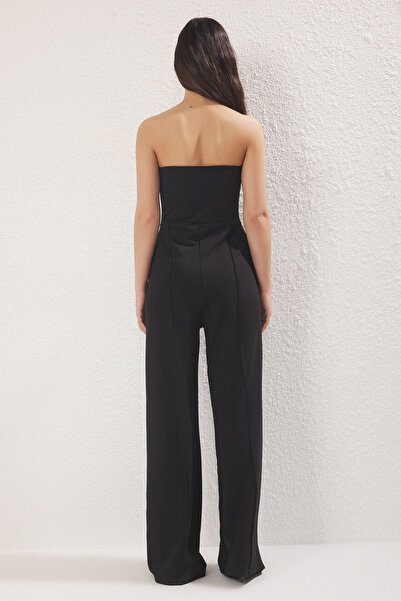 Trendyol Collection Schwarzer, entspannter, trägerloser schwarzer Overall aus Crêpe mit Taschendetail TWOSS25TU00051