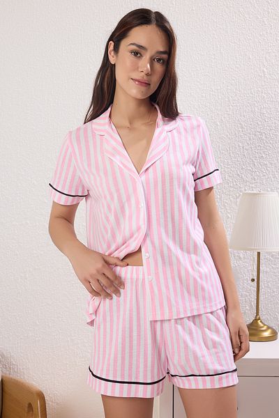 Trendyol Collection Różowe, prążkowane spodenki, dzianinowy komplet piżamowy THMSS25PT00416