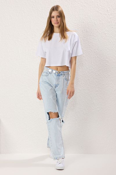 Trendyol Collection Hellblaue Jeans mit zerrissenen Details, normaler Taille und weitem Bein TWOSS25JE00221
