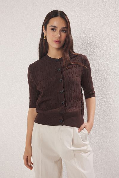 Trendyol Collection Geflochtene Strickjacke mit braunem Haarband und Knöpfen TWOSS25HI00005