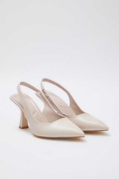 TRENDYOL SHOES Nudefarbene Damenschuhe mit spitzer Zehenpartie und offenem Rücken und dünnem Absatz TAKAW25TO00010