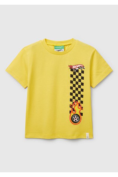 United Colors of Benetton تي شيرت للأولاد باللون الأصفر مطبوع عليه شعار Hot Wheels