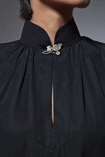 Trend aksesuar Metal Taşlı Çiçek ve Yaprak Detaylı Broş