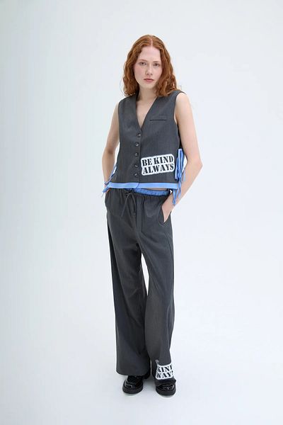 Quzu Anthracite Colored Text Printed Bow Vest