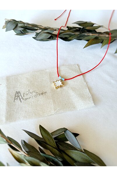 Atölye Merdiven قلادة نسائية بخرز أزرق مع تفاصيل نجمة حمراء