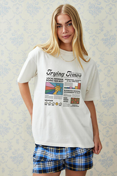Tee&more. تي شيرت فاخر مطبوع عليه صحيفة "Trying Times" للجنسين